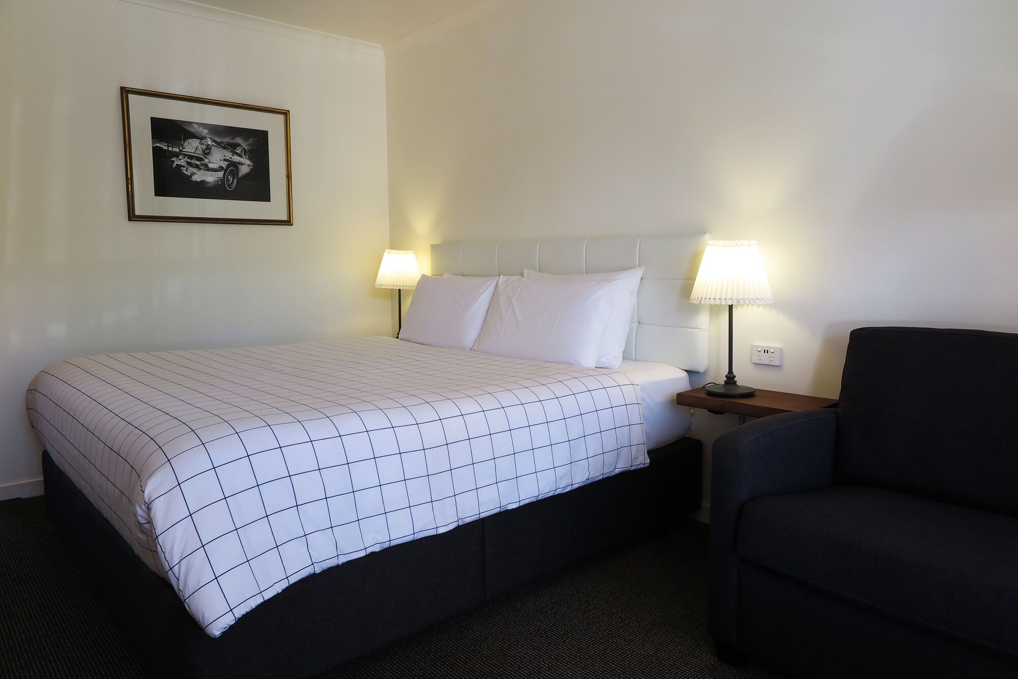 غرفة بريميوم بسرير كينج بمطبخ صغير