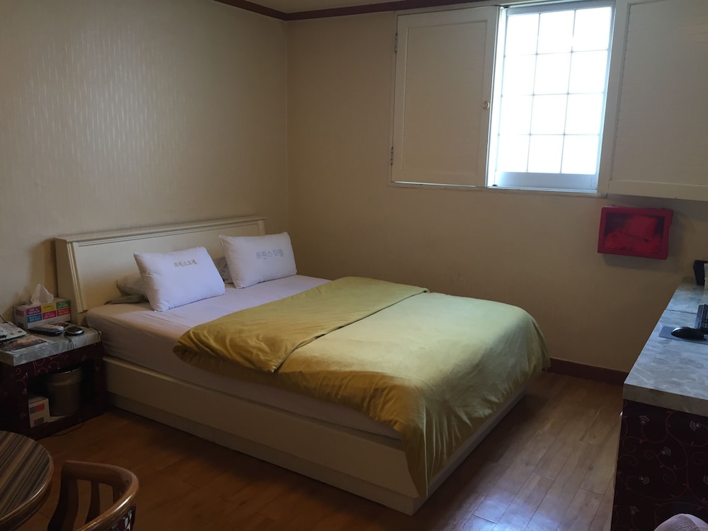 Prince Motel 12/32