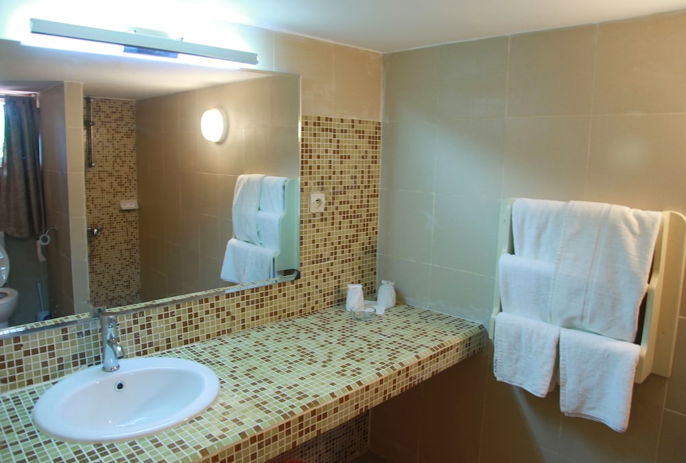 Bougainvillees Hotel 35/36