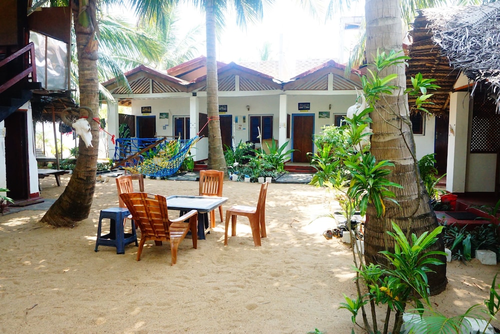 Star Rest Beach Hotel Arugambay 36/50