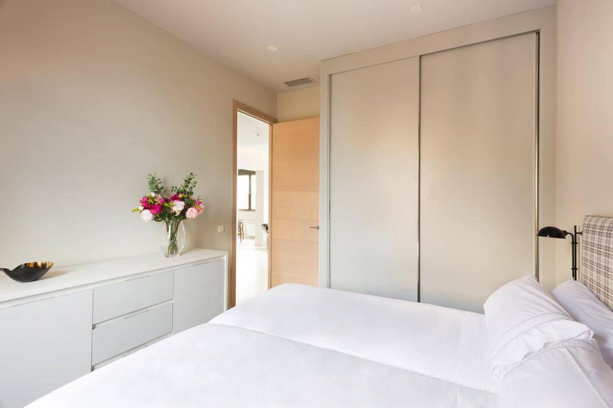 3 Bedrooms, Exclusive, Apartment, 1 Double and 4 Single Beds, City View