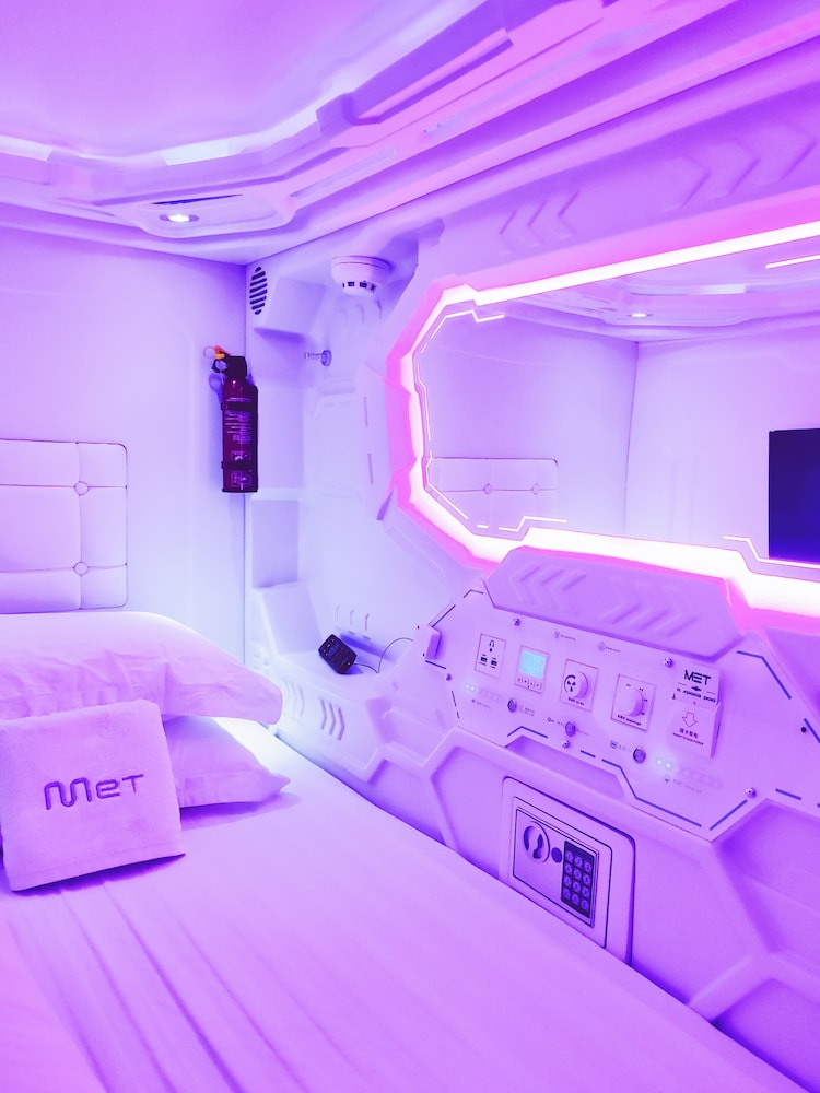 Met A Space Pod @ Arab Street 42/50