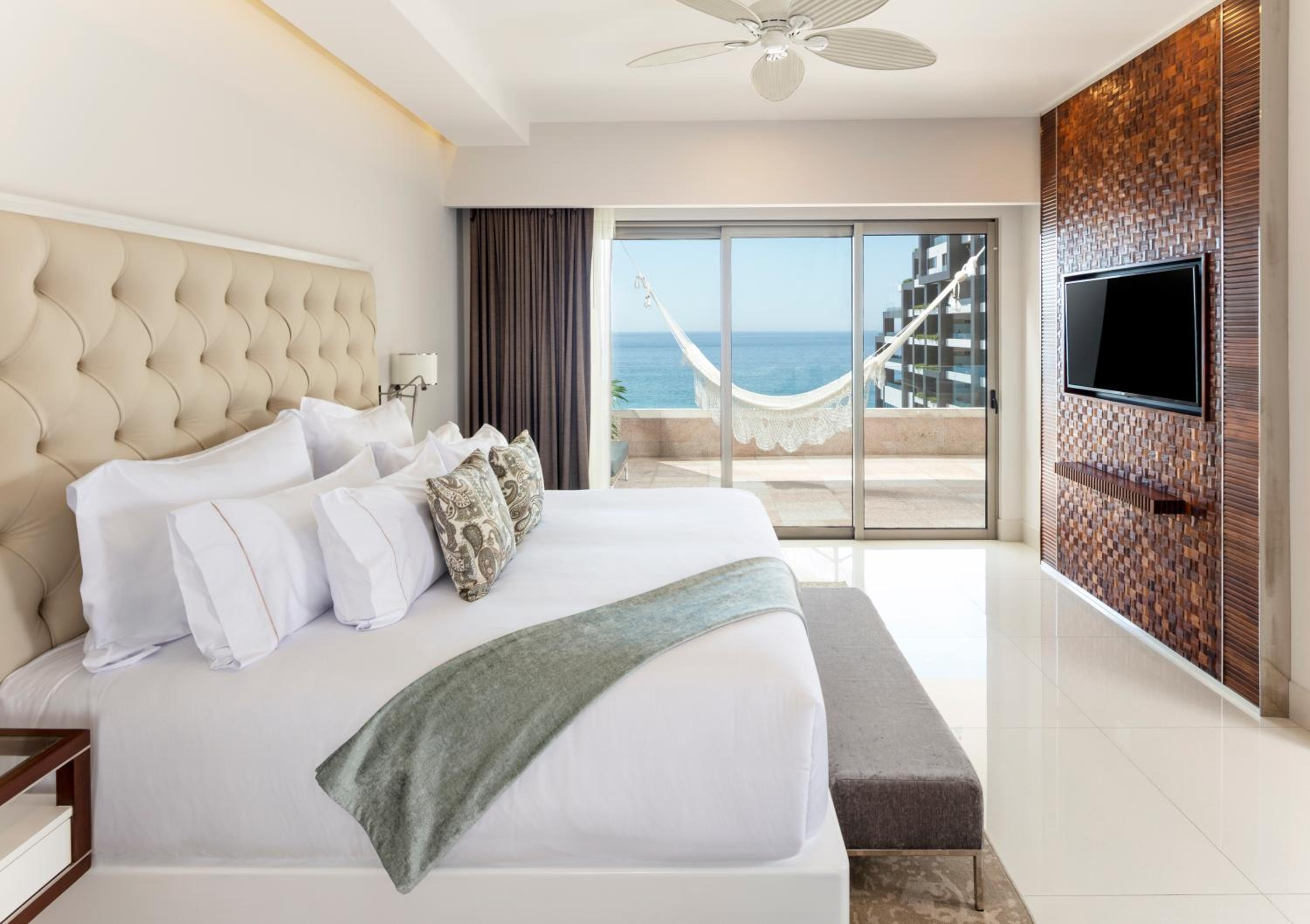 غرفة بسرير كينج وسريرين كوين بإطلالة على البحر بغرفتي نوم، Garza Blanca Resort Spa Los Cabos 2/7