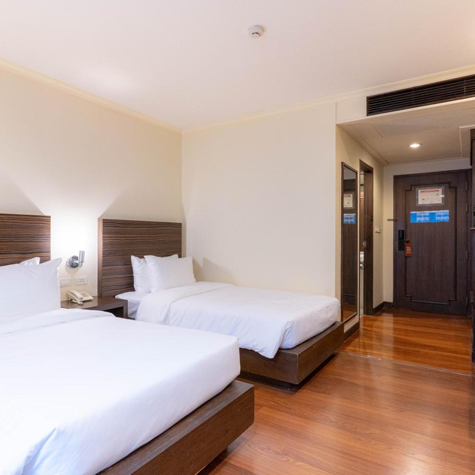 Superior, Twin Beds, Journeyhub Bangkok Sukhumvit 26 4/10