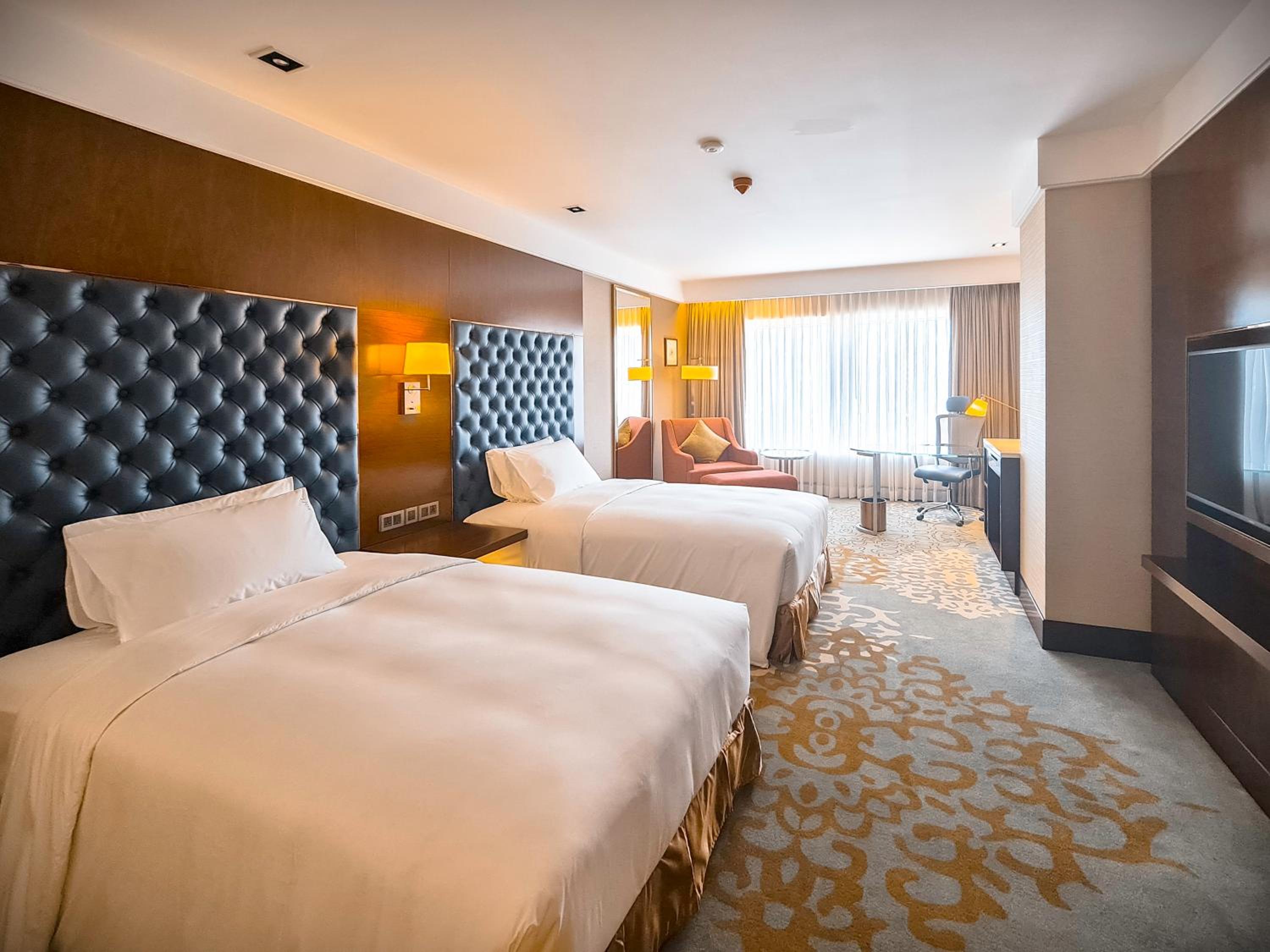 Premium, Twin Beds, City View, Bath and Shower