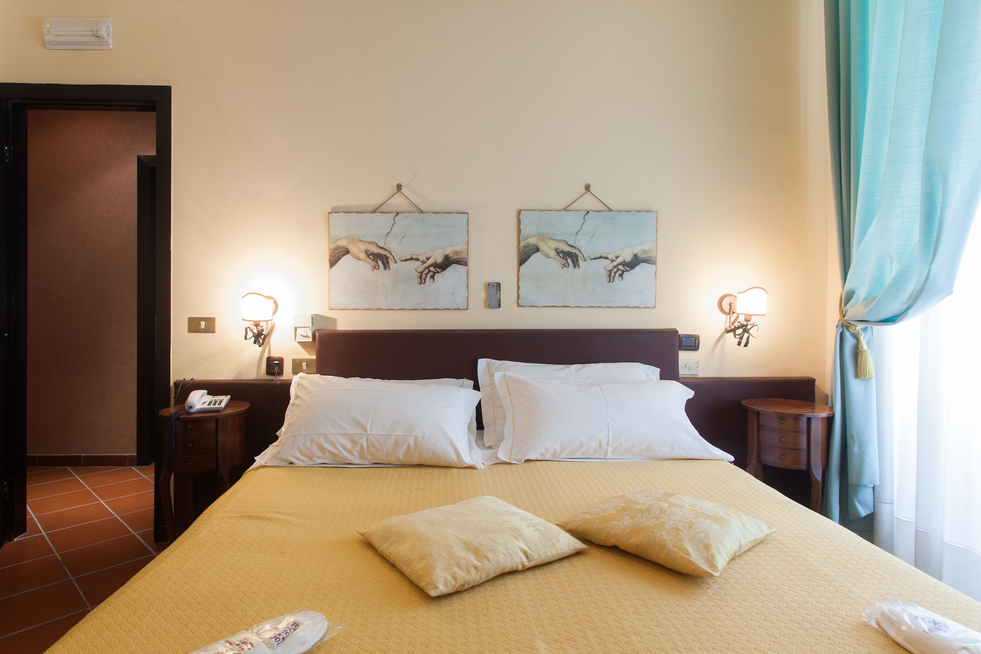 ROOM, SINGLE, FRENCH BED