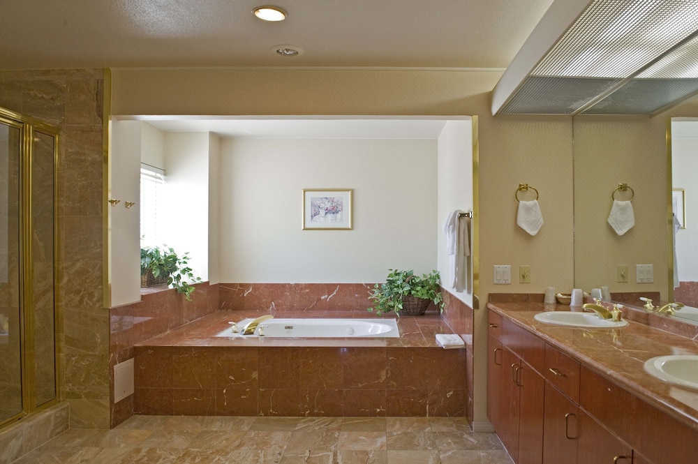 Miracle Springs Resort Spa 69/71