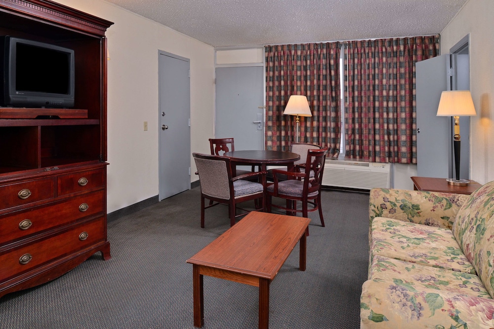 Castle Inn & Suites Anadarko 10/18
