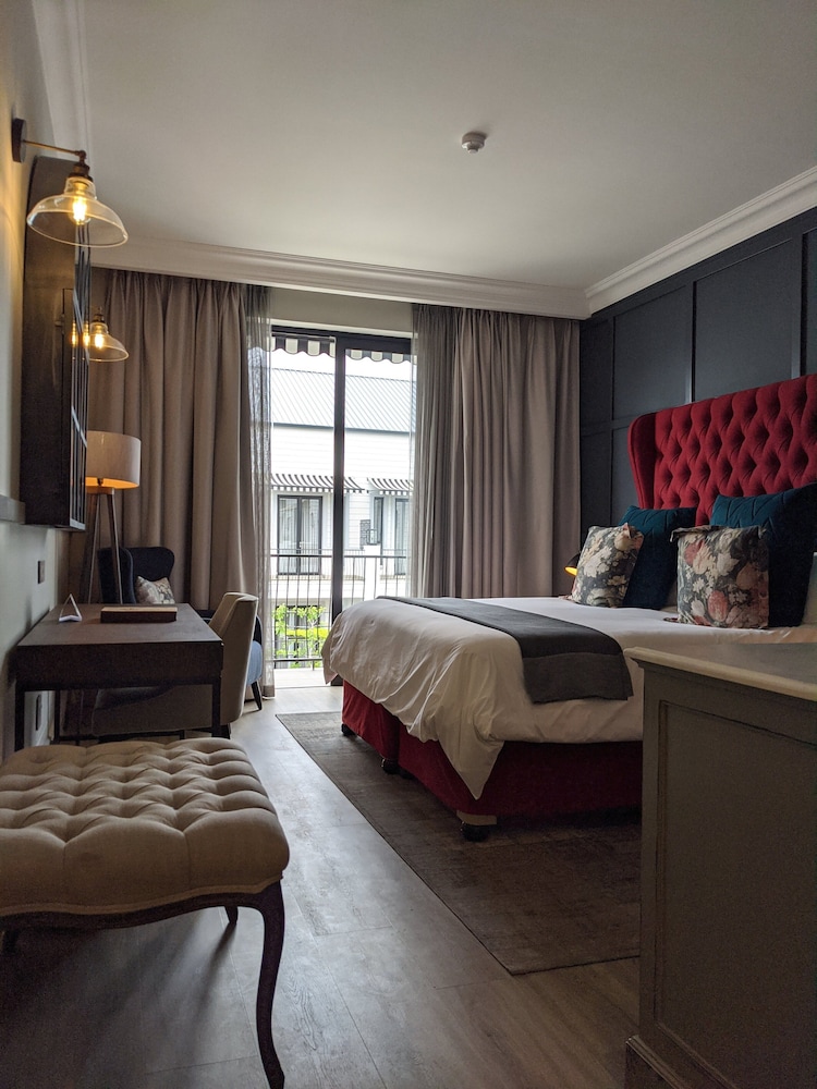 COURTYARD, DELUXE, HIGH FLOOR