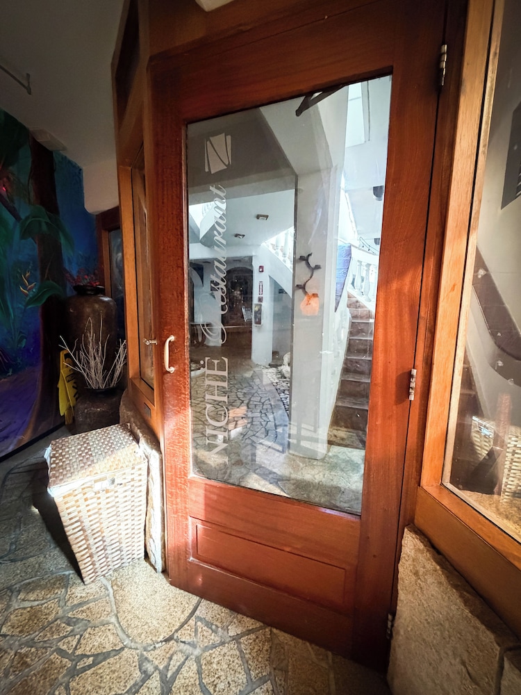 Acacia Boutique Hotel 50/75