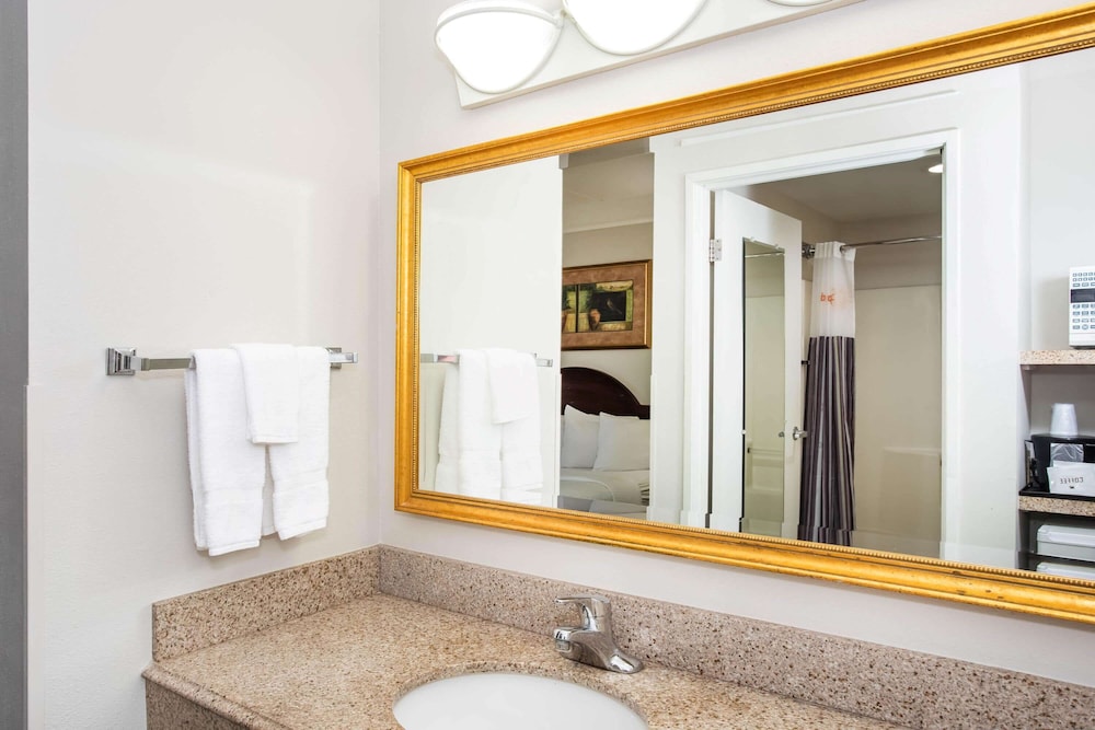 La Quinta Inn & Suites by Wyndham Melbourne Viera 7/56