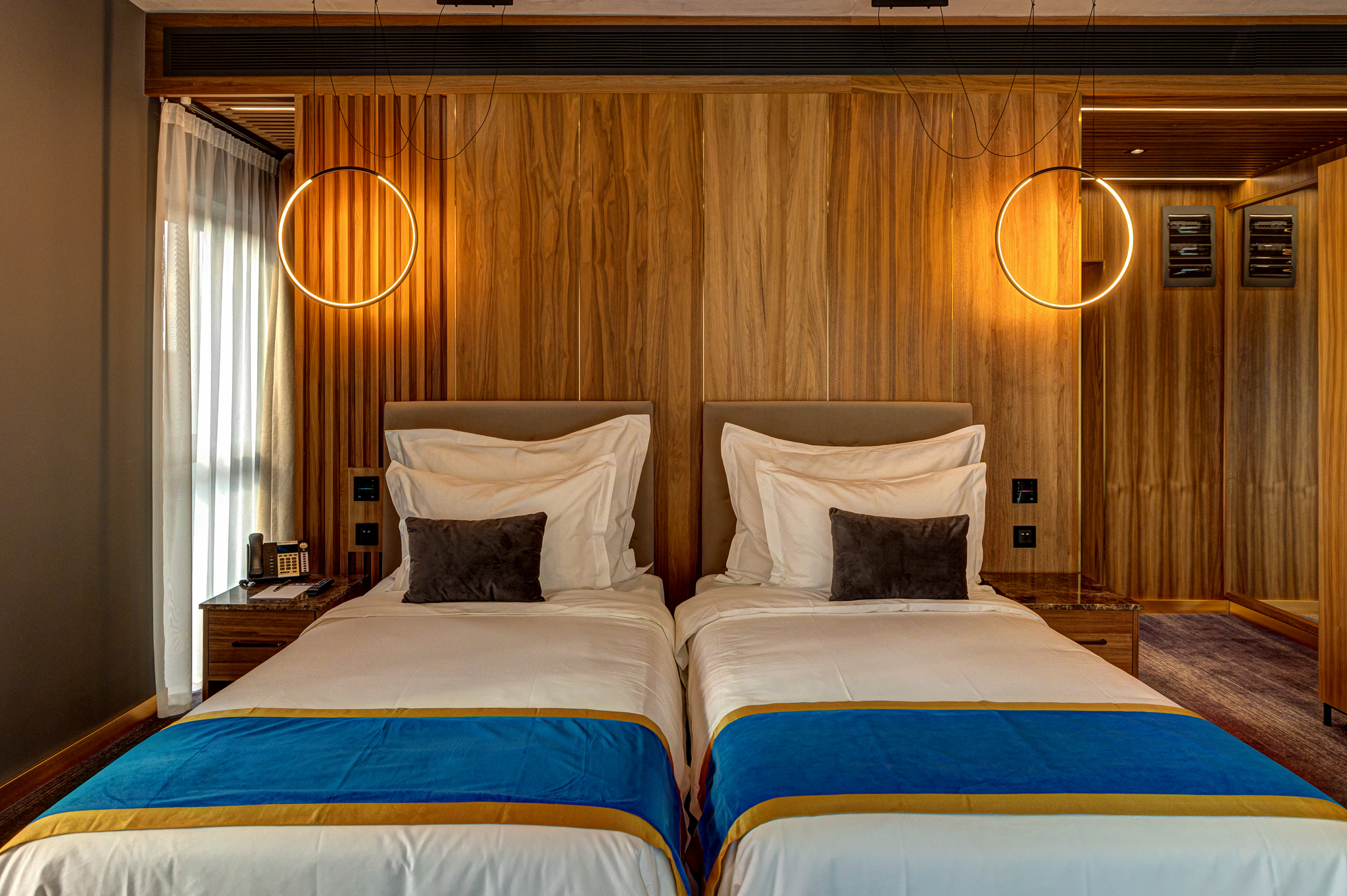 EXECUTIVE, DOUBLE BED