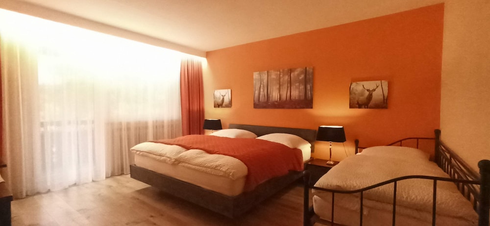 غرفة عصرية عائلية بسرير مزدوج وسرير فردي بشرفة، Hotel Waldblick 4/10