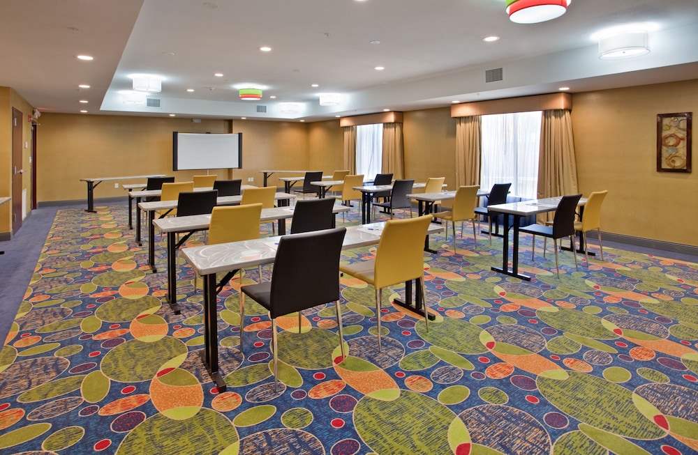 Holiday Inn Express Suites St Louis Airport 51/58