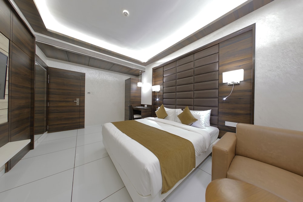 HOTEL SILVER HEIGHTS 8/20