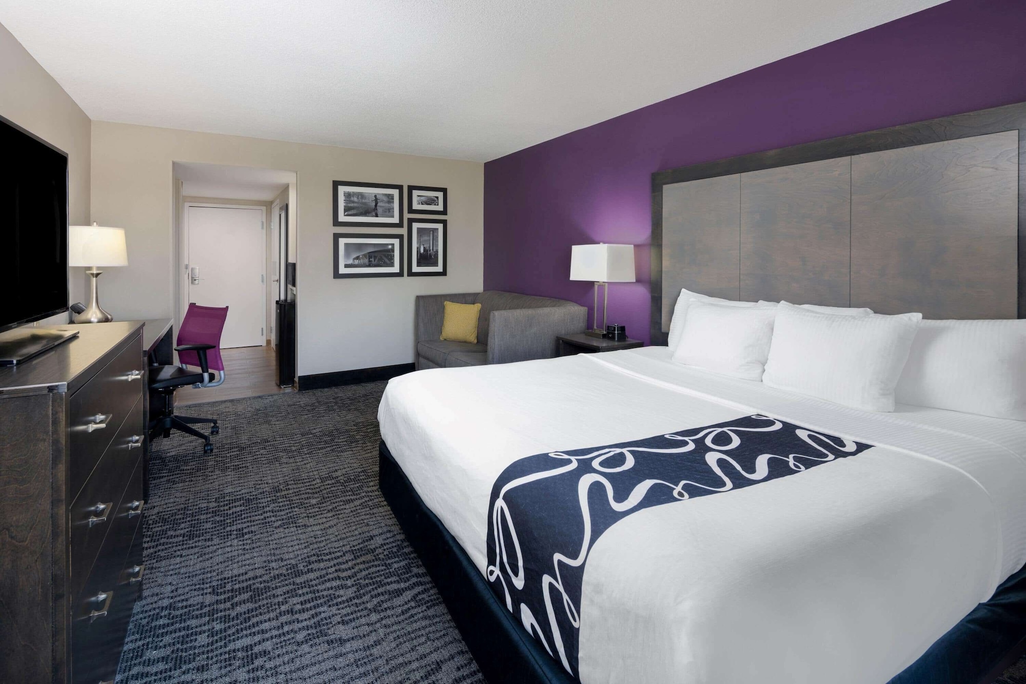 غرفة تنفيذية بسرير كينج، La Quinta Inn and Suites by Wyndham Kennesaw 3/10