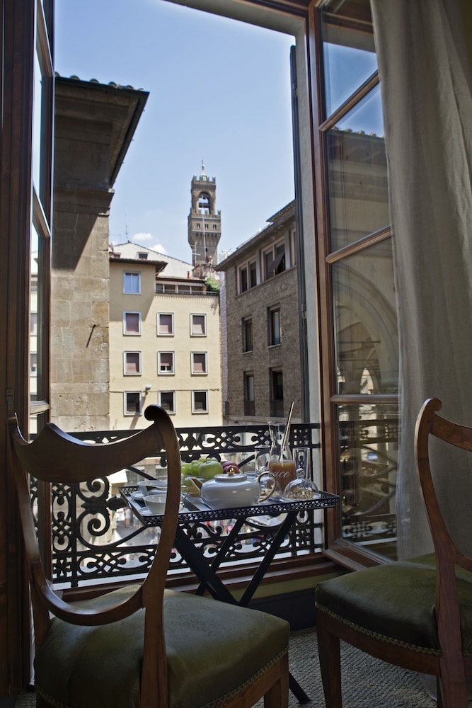 Porcellino Gallery Art Boutique B and B 30/39