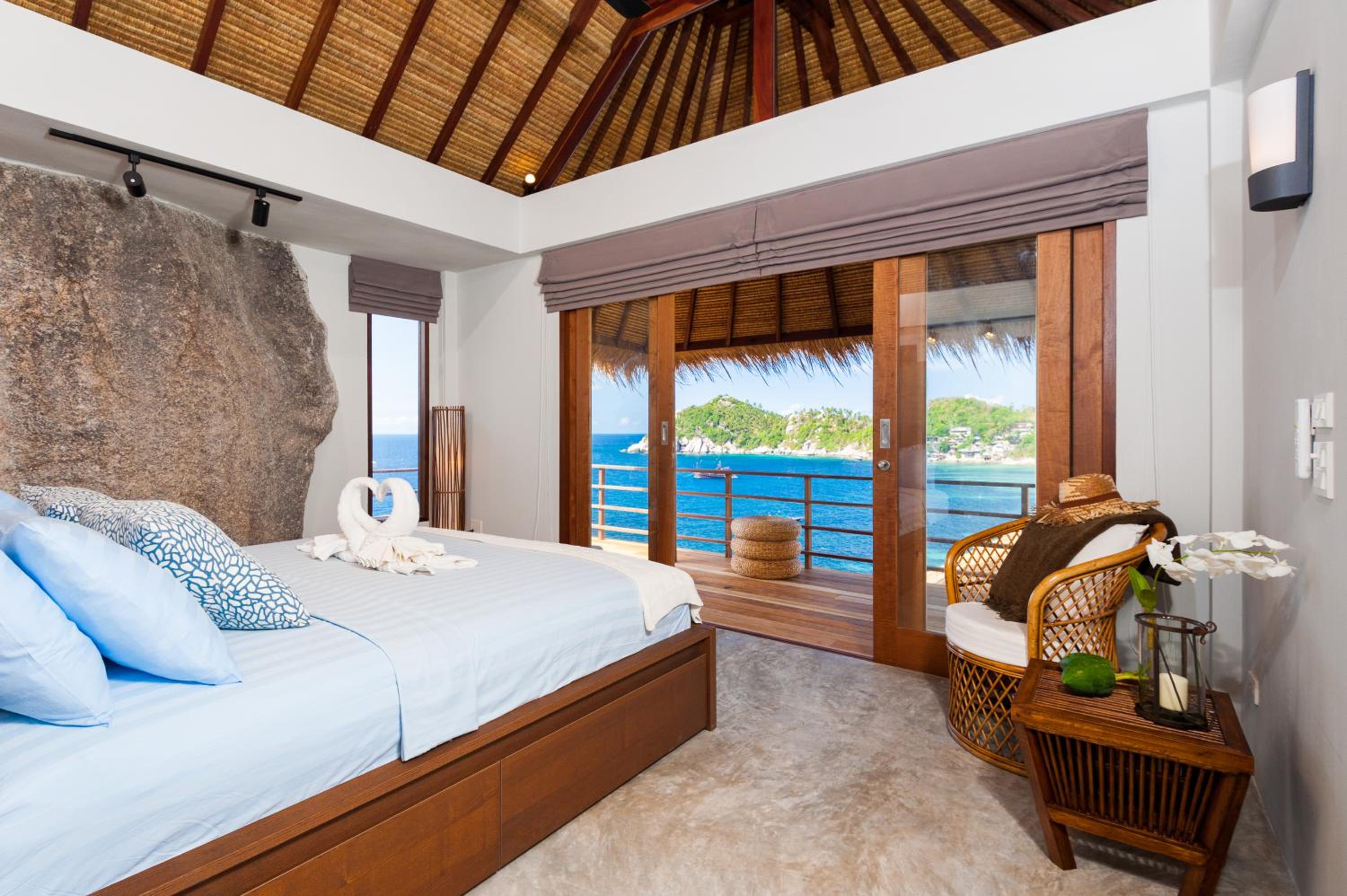 3 Bedrooms, Pool, Villa, Sea Front