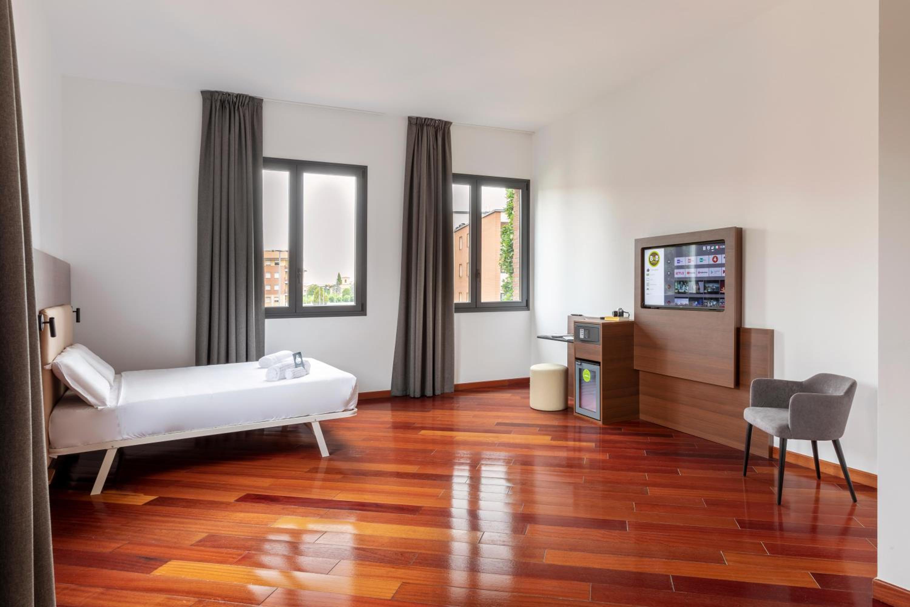 Junior Suite, 1 Queen and 1 Single Bed