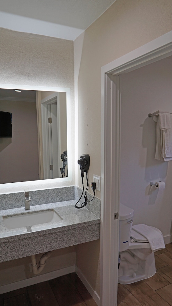 Sea Breeze Inn 24/25