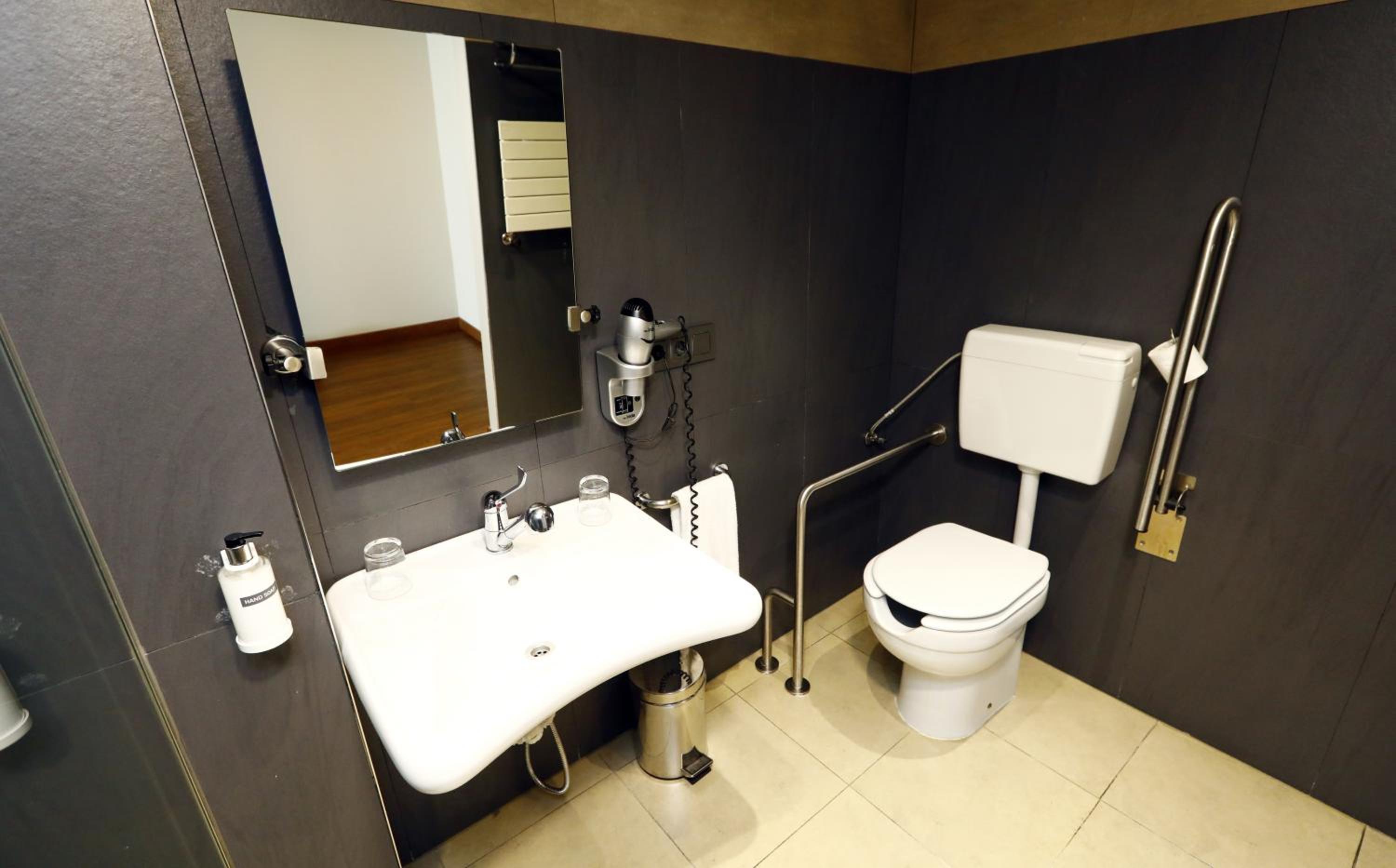 غرفة بسرير كوين لذوي الإعاقة، Travelodge Madrid Coslada Aeropuerto 3/5