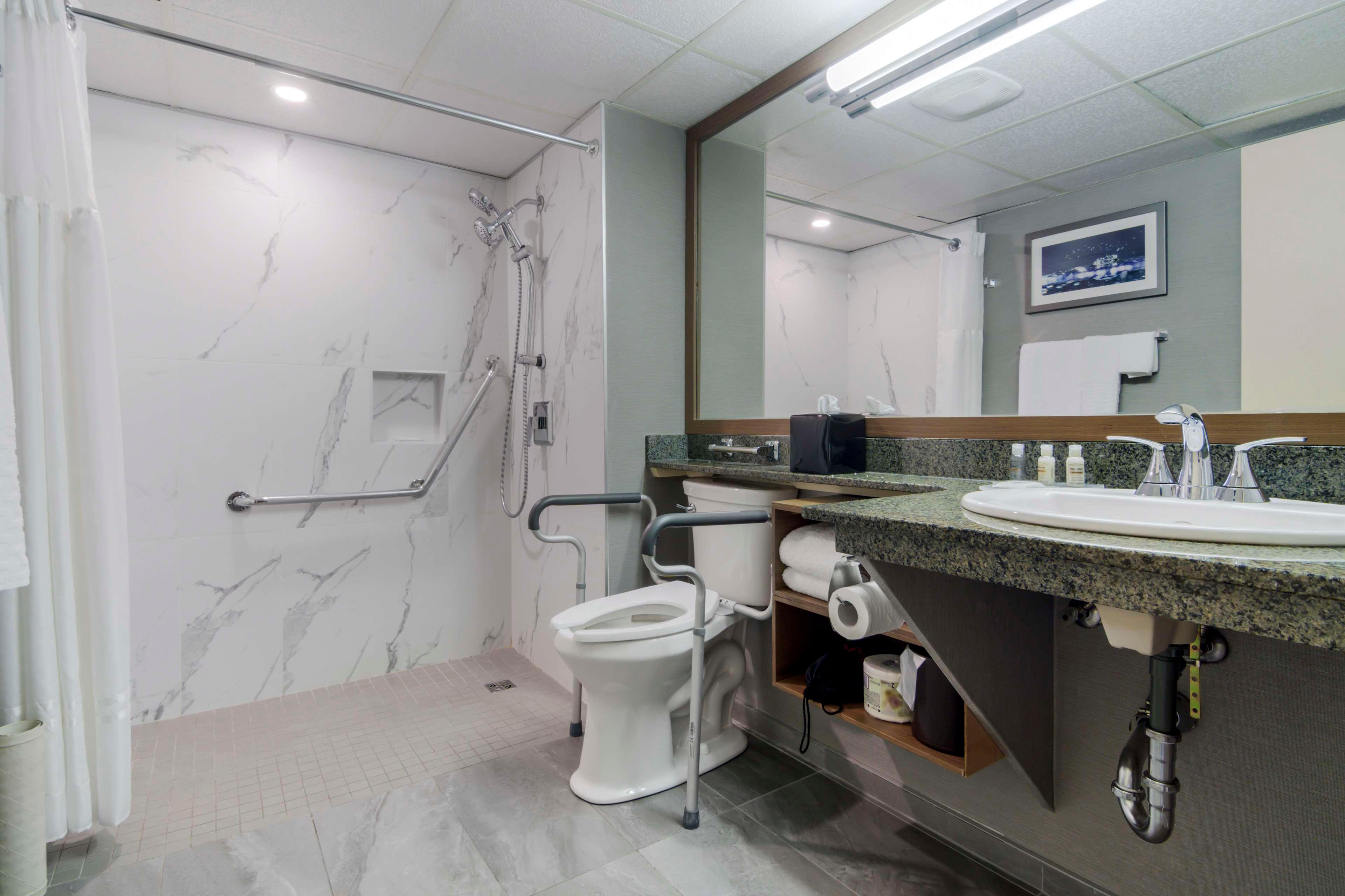 جناح لذوي الإعاقة، Best Western Premier Chateau Granville Hotel and Suites and Conf. Centre 3/4