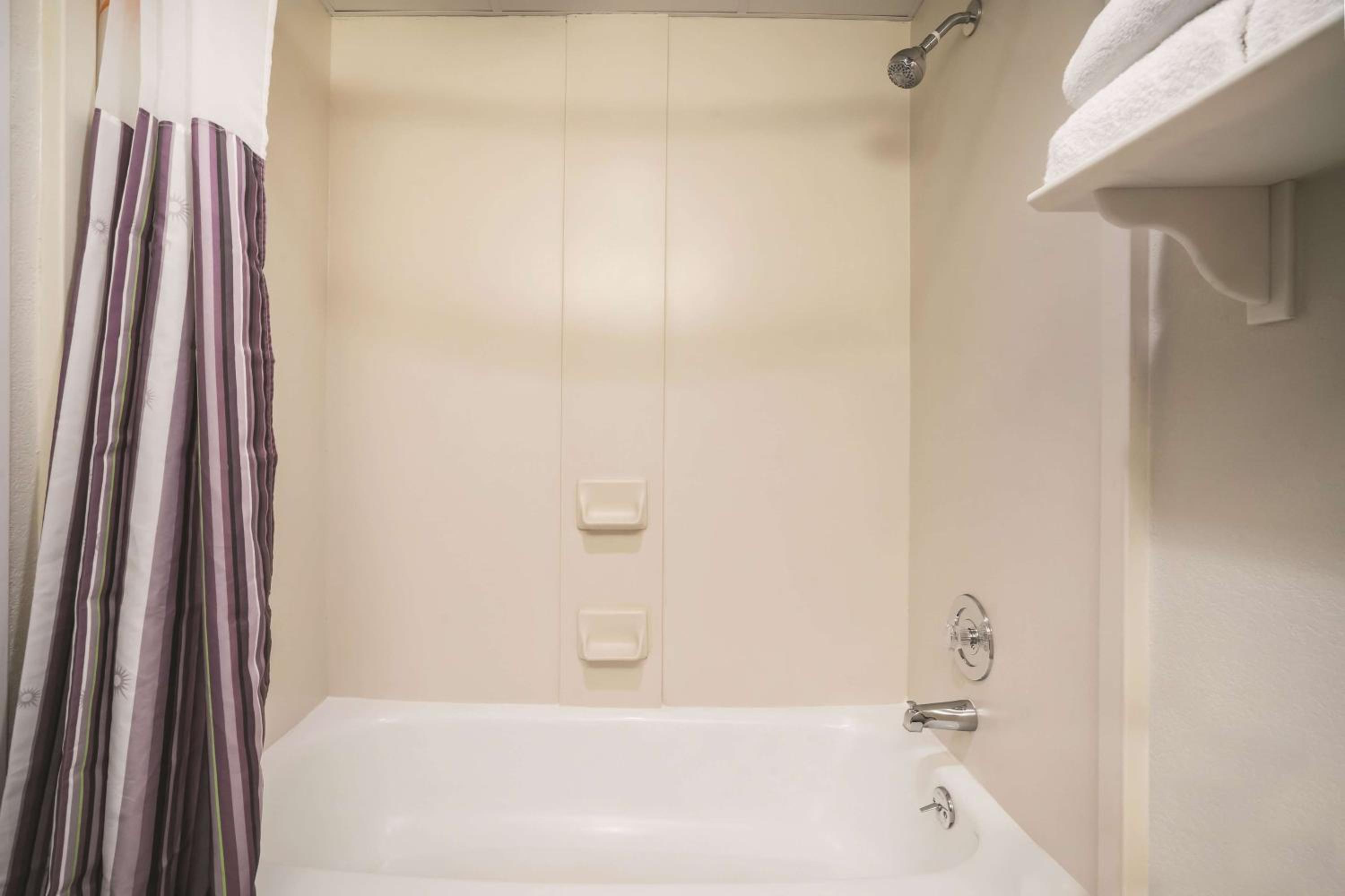غرفة بسرير مزدوج بحوض استحمام لذوي الإعاقة، La Quinta Inn & Suites by Wyndham DFW Airport South / Irving 6/8
