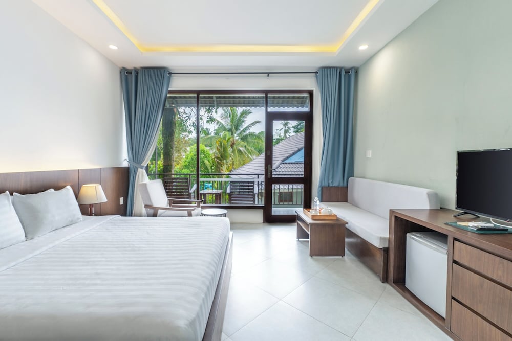DELUXE, DOUBLE BED, POOL VIEW