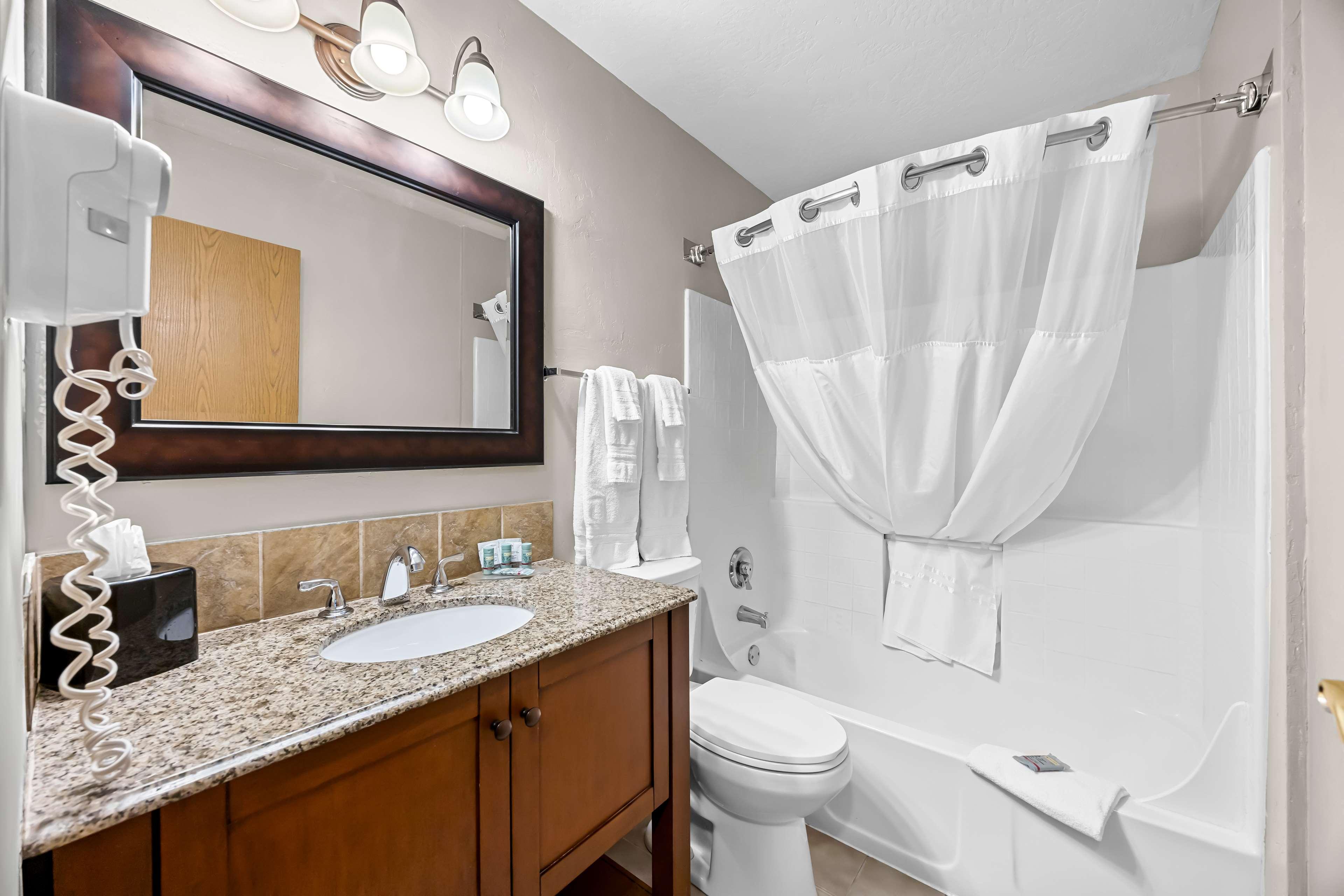 Suite, King Bed, Dining Area, Sofa، Best Western Inn At The Rogue 2/2