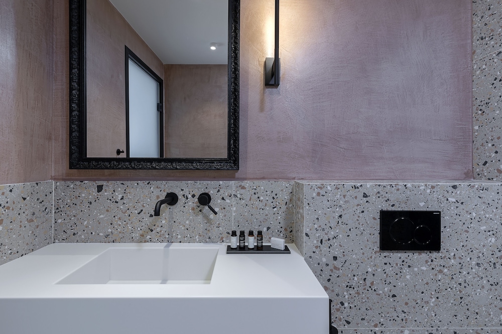 The Athenians Art Apartments 44/50