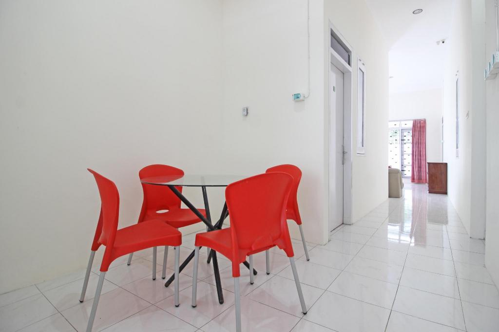 RedDoorz near Terminal Tirtonadi 16/20