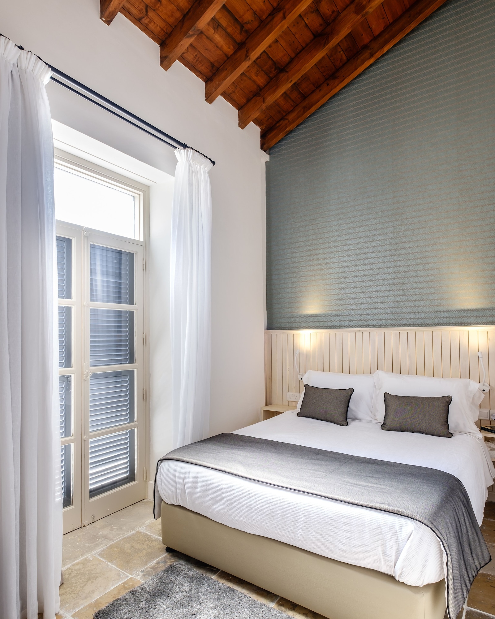 BASIC, QUEEN BED, CITY VIEW