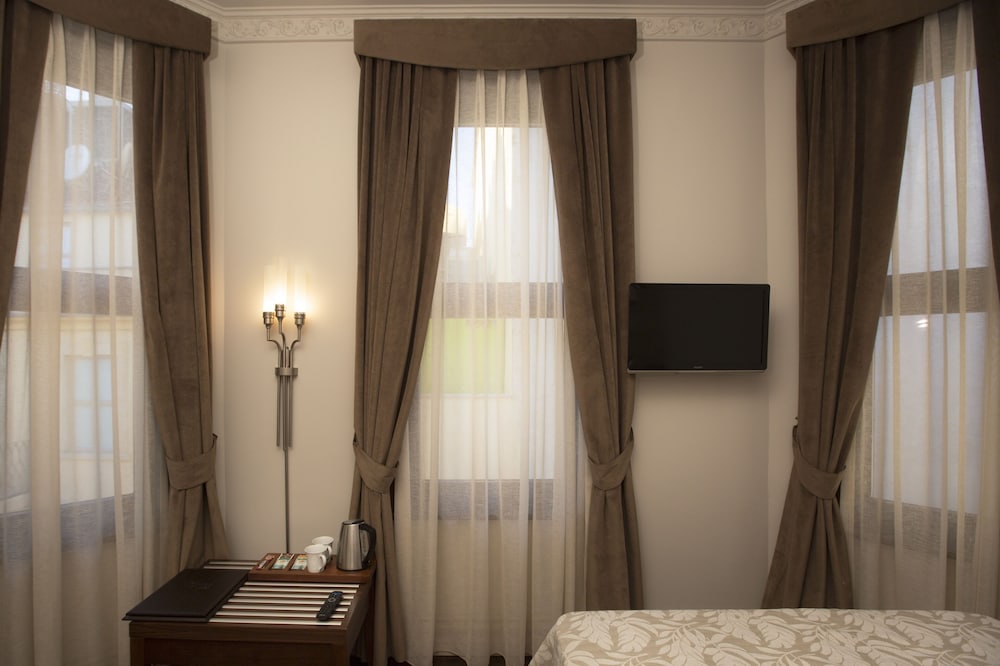 TAXIM LOUNGE HOTEL 52/58