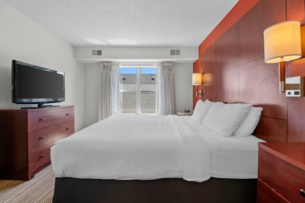 MainStay Suites Appleton Airport - Fox River Mall Area 12/46