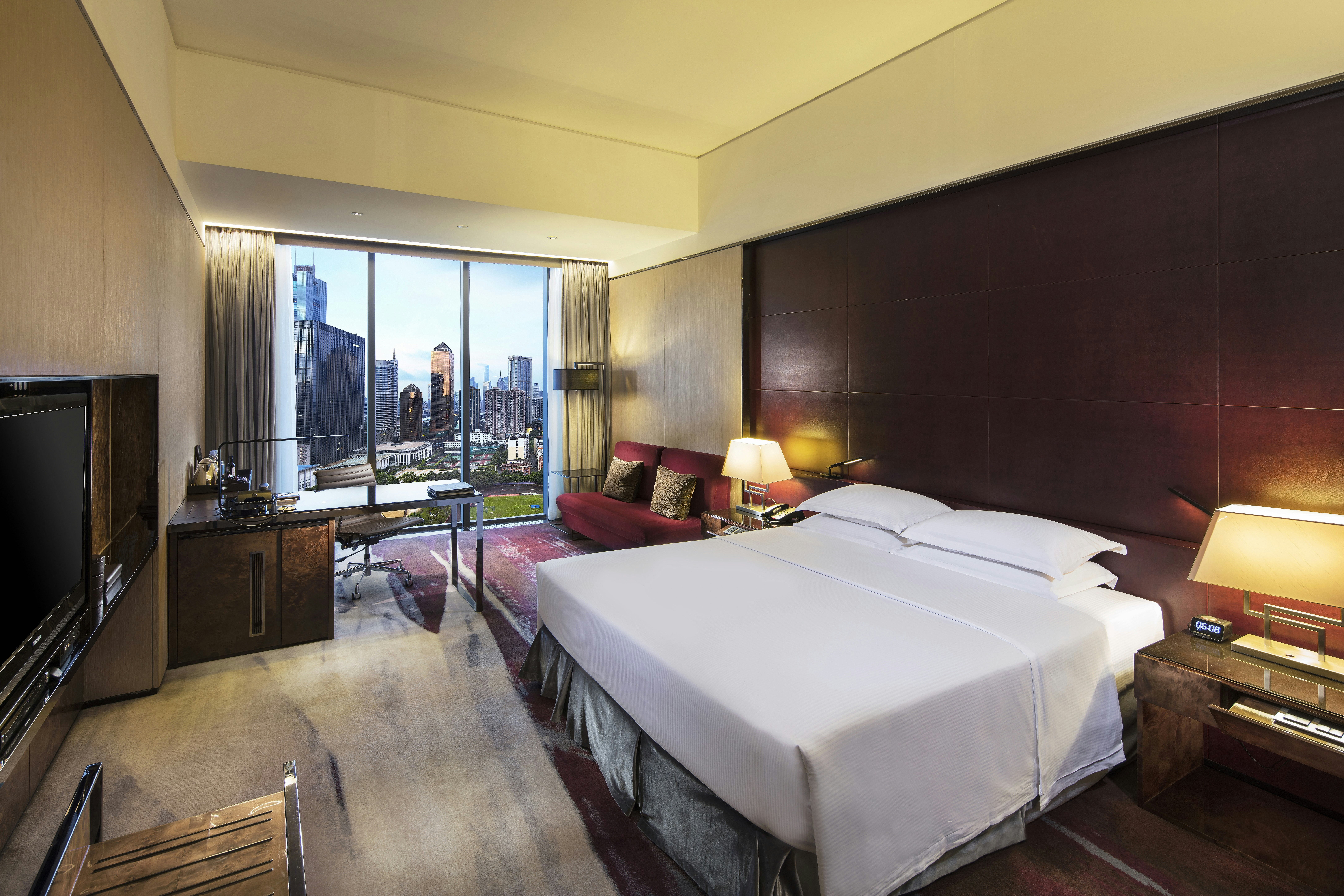 DELUXE, KING BED