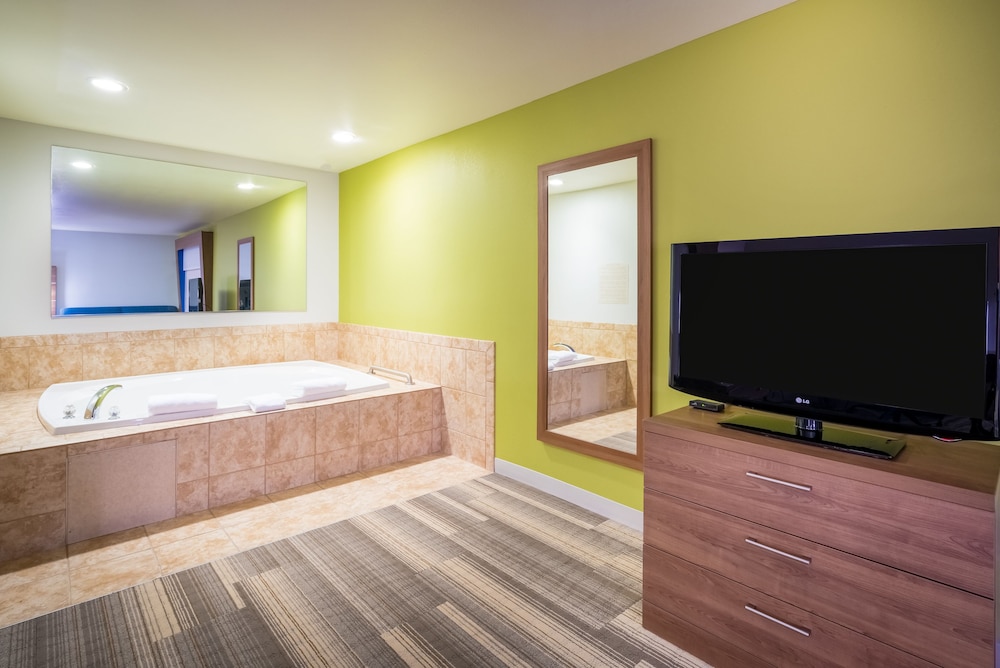 Holiday Inn Express & Suites Rocky Mount/Smith Mtn Lake 8/75