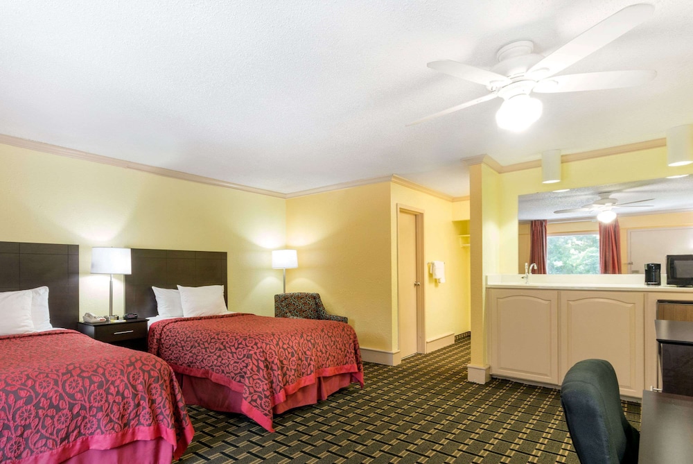 Days Inn By Wyndham Savannah Airport 14/19