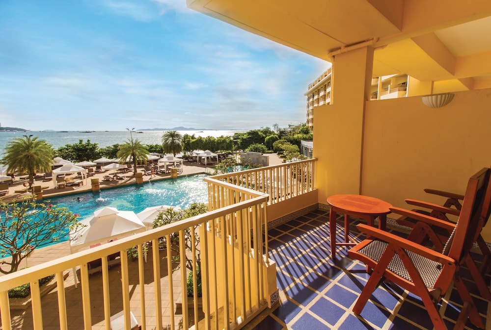 Dusit Thani Pattaya 20/50