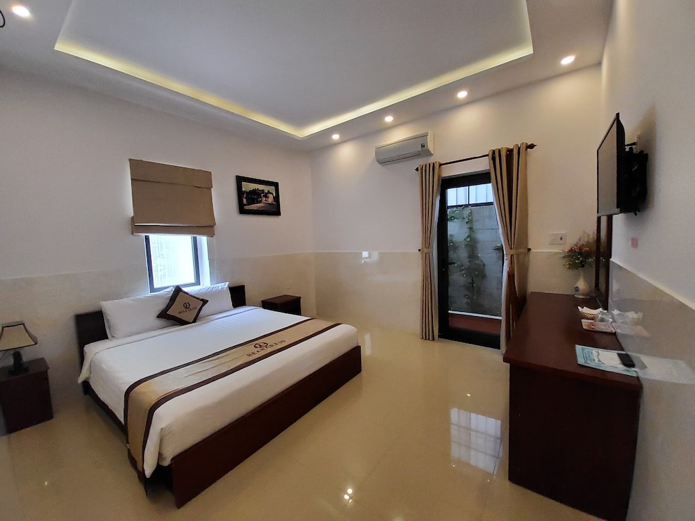 DELUXE, DOUBLE OR TWIN BED, BALCONY