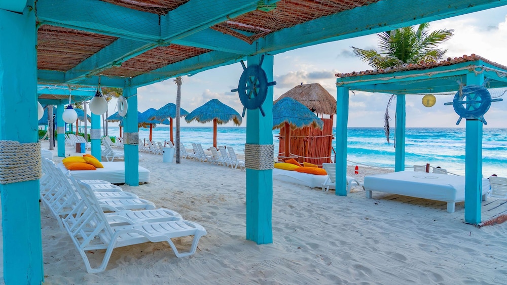 Pyramid at Grand Oasis All Inclusive 61/68