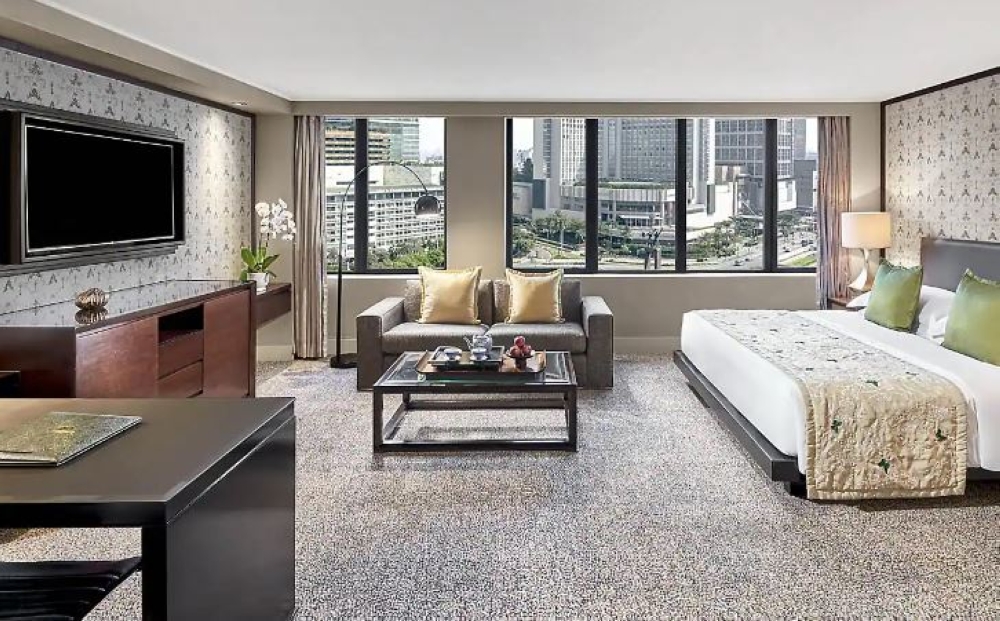 Room, Twin Beds, Statue View