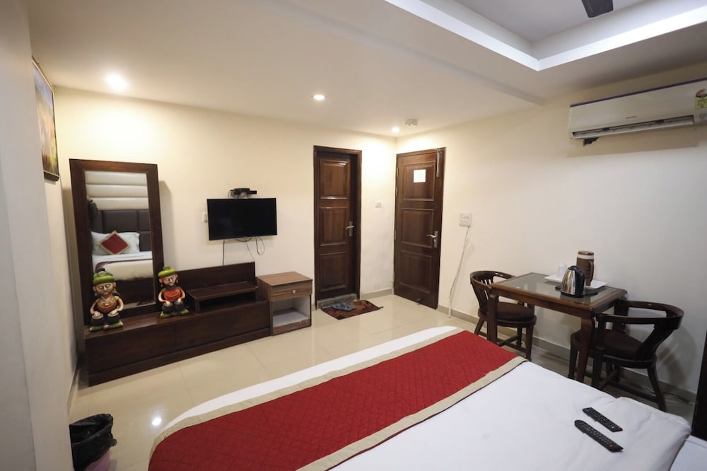 Hotel The Paramont Delhi 32/50