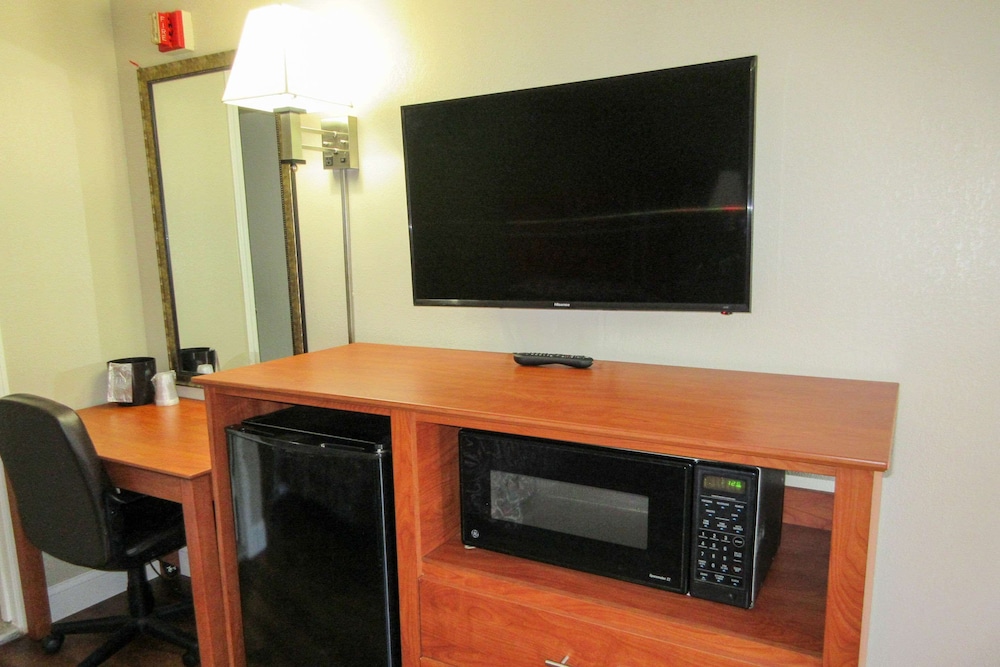 Rodeway Inn Swansea, MA 30/42