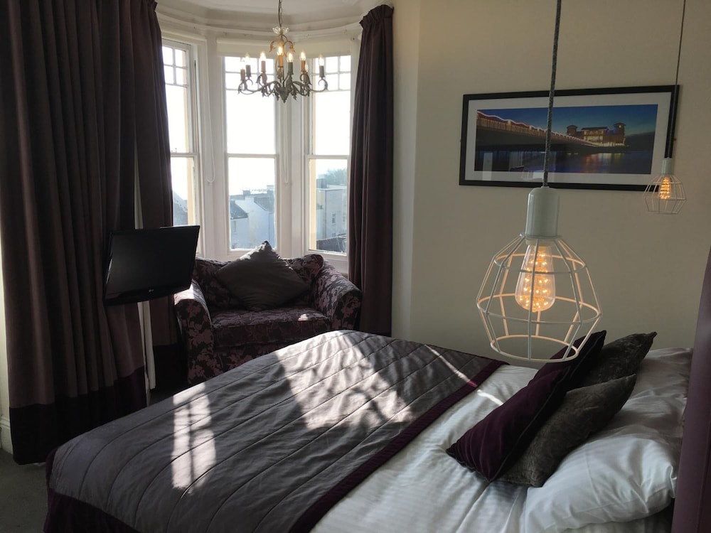 Queenswood Hotel 19/45