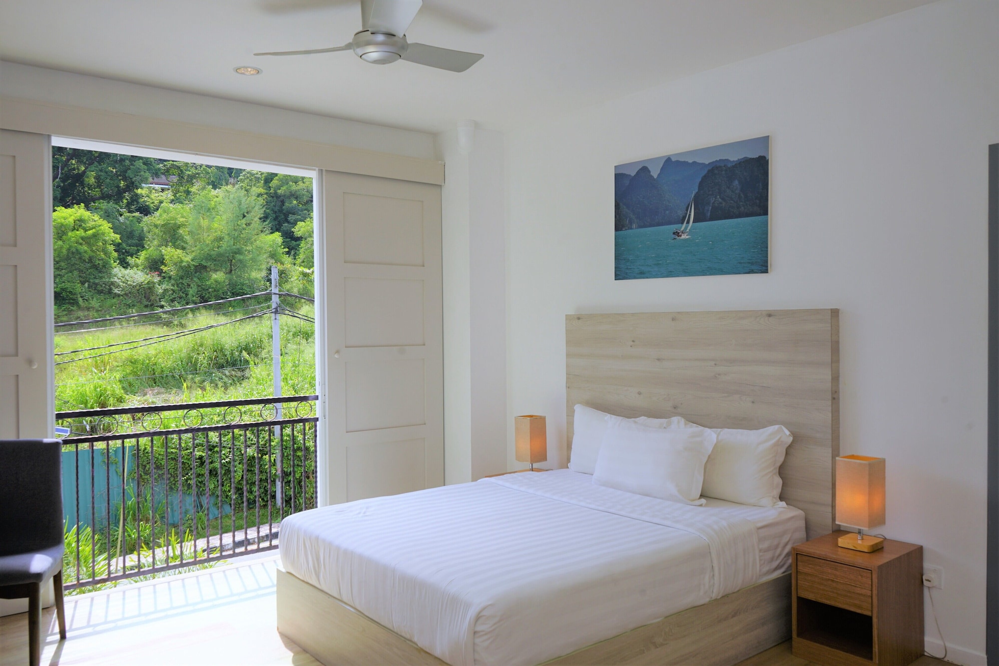 Deluxe, Queen Bed, Hill View