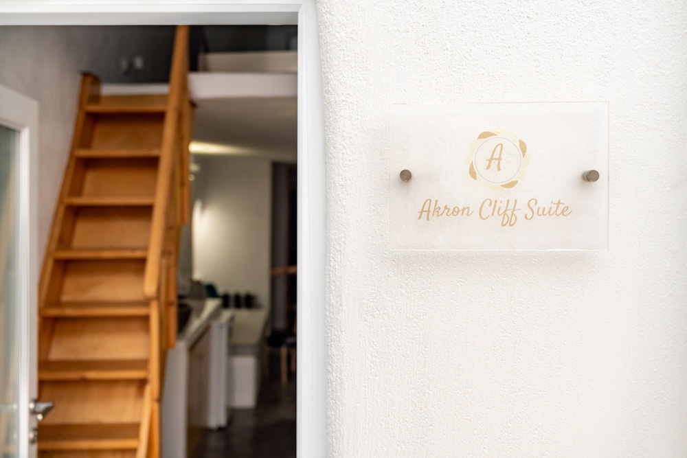 Akron Cliff Suite 16/48
