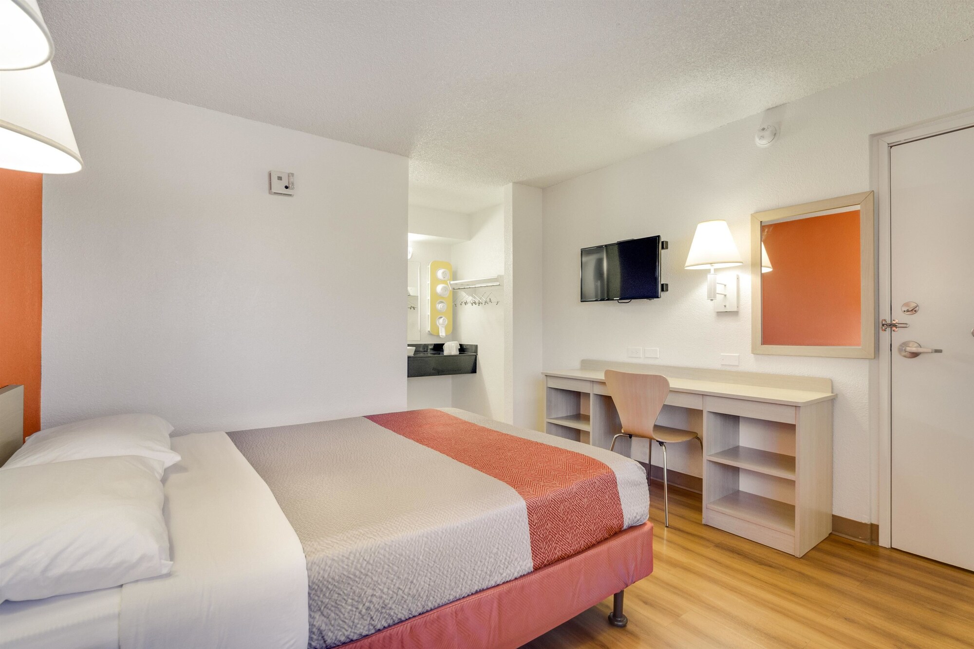 STANDARD, QUEEN BED