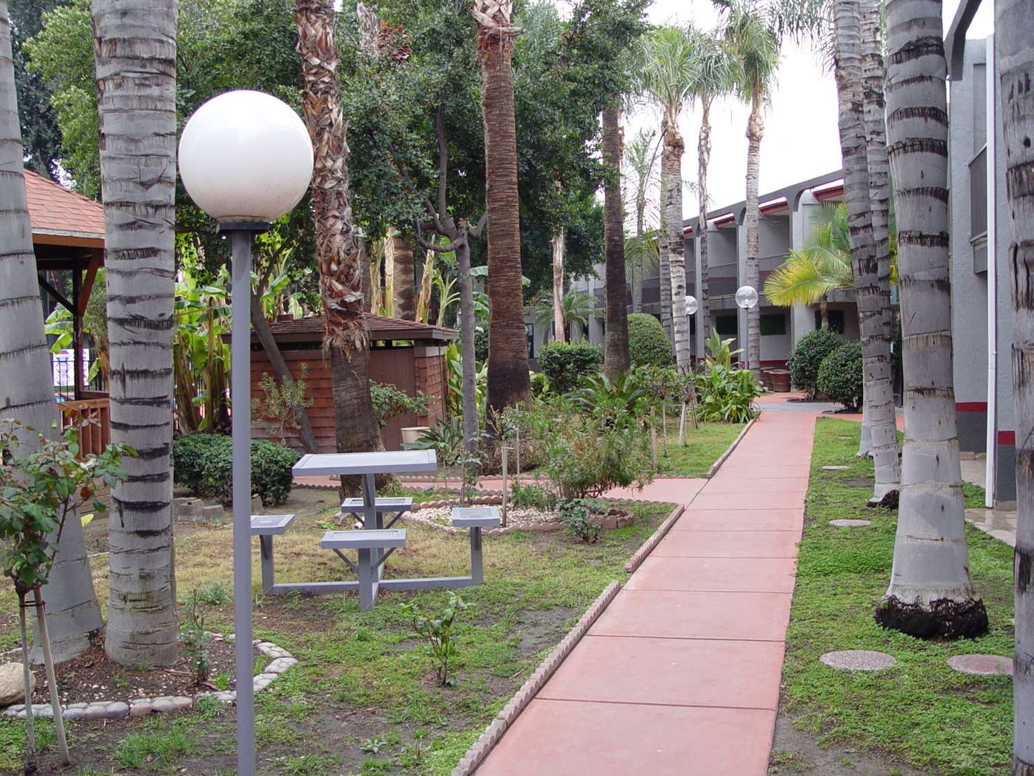 Clarion Hotel Bakersfield North 16/34