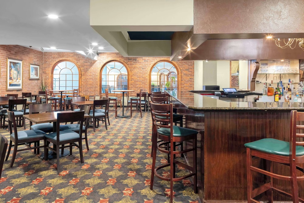 Embassy Suites by Hilton Kansas City Plaza 44/64