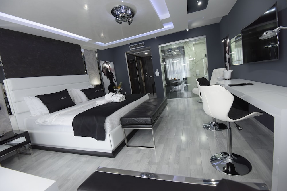 Mirror Hotel 27/38